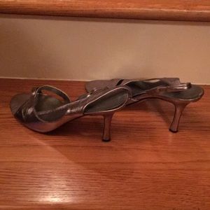 Nine West sz 7.5 silver slink back heels